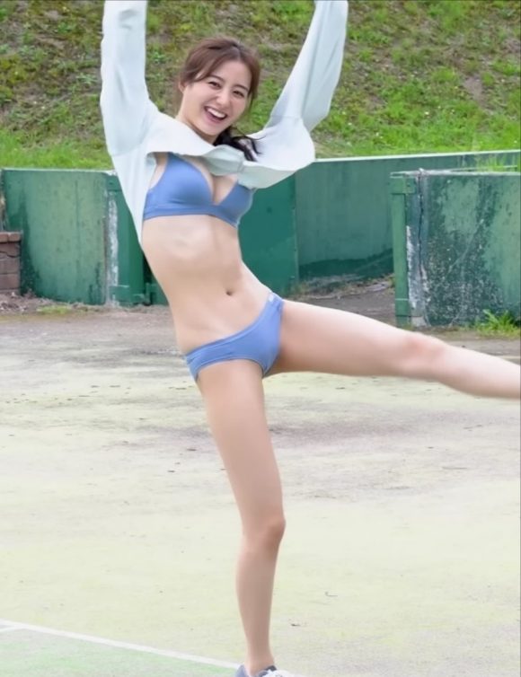 女優の高田里穂(28)が半裸でテニスをする