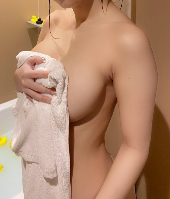 バーレスク東京モモ(22)のバスタオル生乳姿