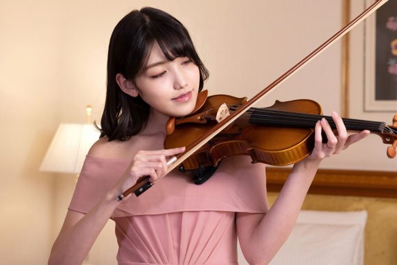 AVでバイオリンを弾く名門楽団所属の人妻さくらさん30歳