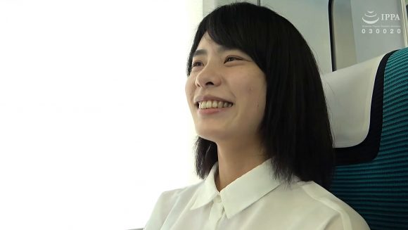 お笑い芸人の嫁(28)が満面の笑みで人妻AVに出演する