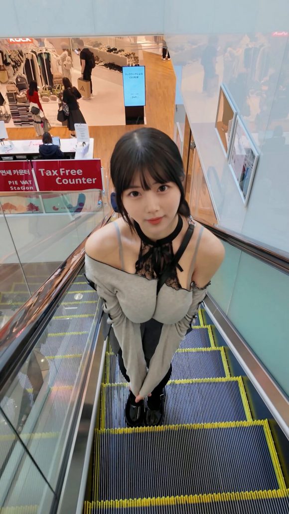 エスカレーターを上る女子のエロ画像 part5