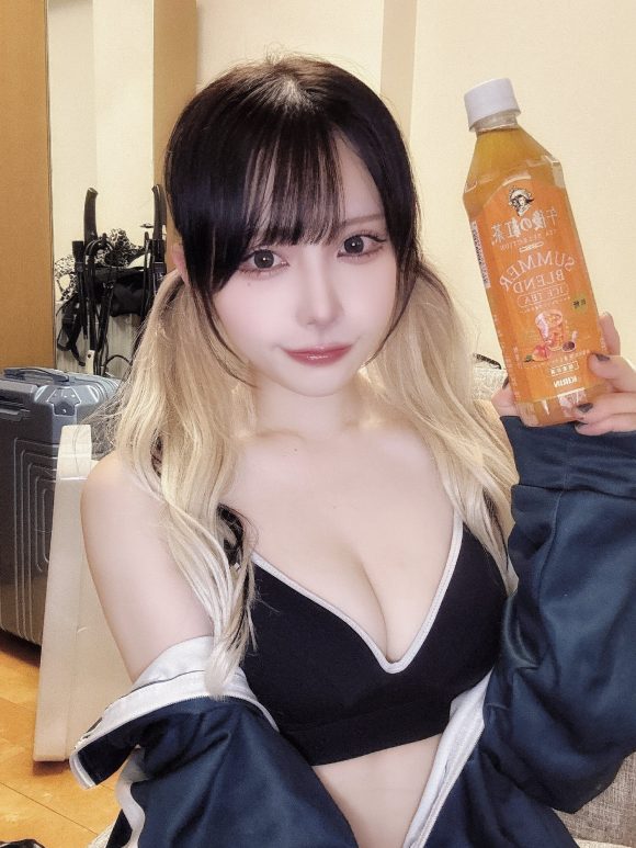 暑いので水分補給してるエロ画像 part5