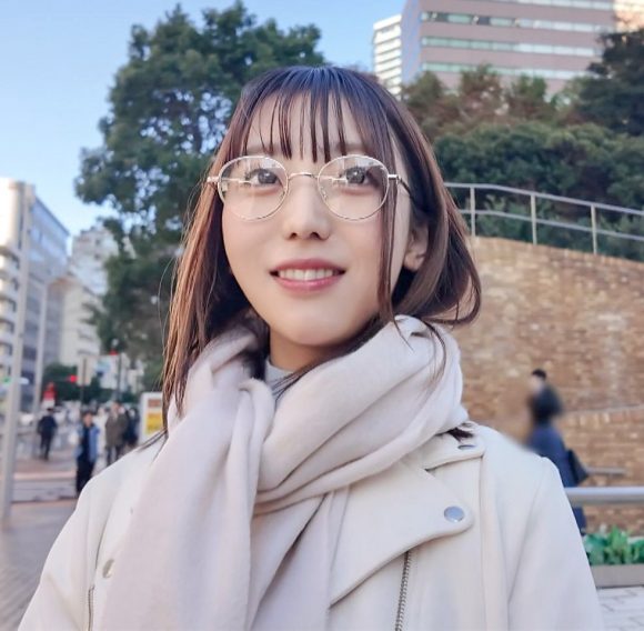 この知的なメガネJDがパイズリするんだからビビる