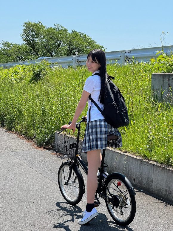 17歳JKラウンドガール百田汐里のエチエチ水着股間