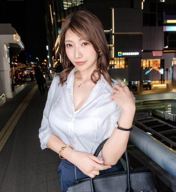 欲求不満過ぎてエレベーターで濃厚キスするバリキャリOLきょうこ