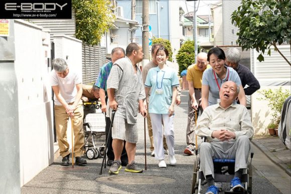 老人ホームで高齢者16人の肉便器にされてる介護士の柏木ふみか