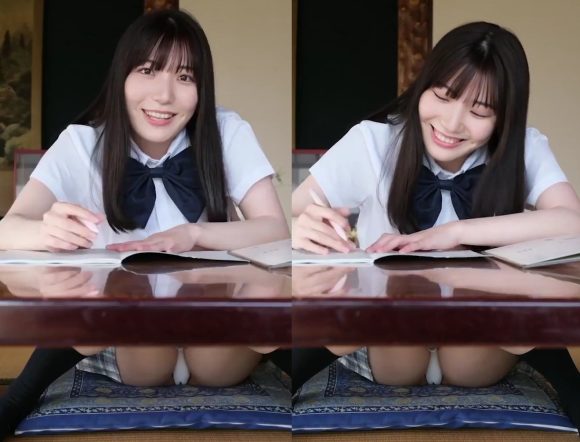 机の下のパンチラを気にしない勉強中の小日向優花クン(22)