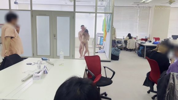 SODの大型新人・小笠原菜乃が社内で公開SEXするAV第2弾