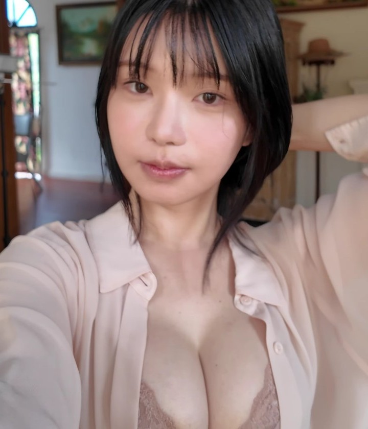 美しすぎる漫画家の穂波あみさんが結構巨乳