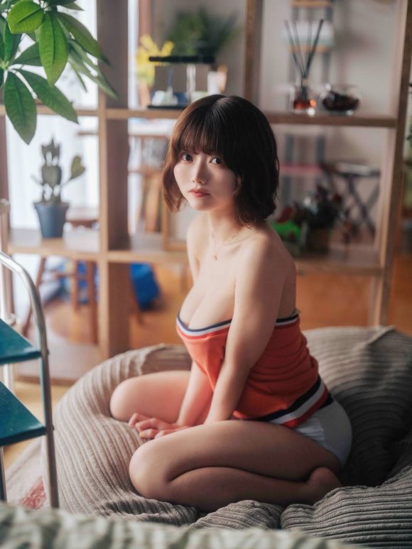 電車で隣に乗ってたらテンション上がる謎の美女・琴子
